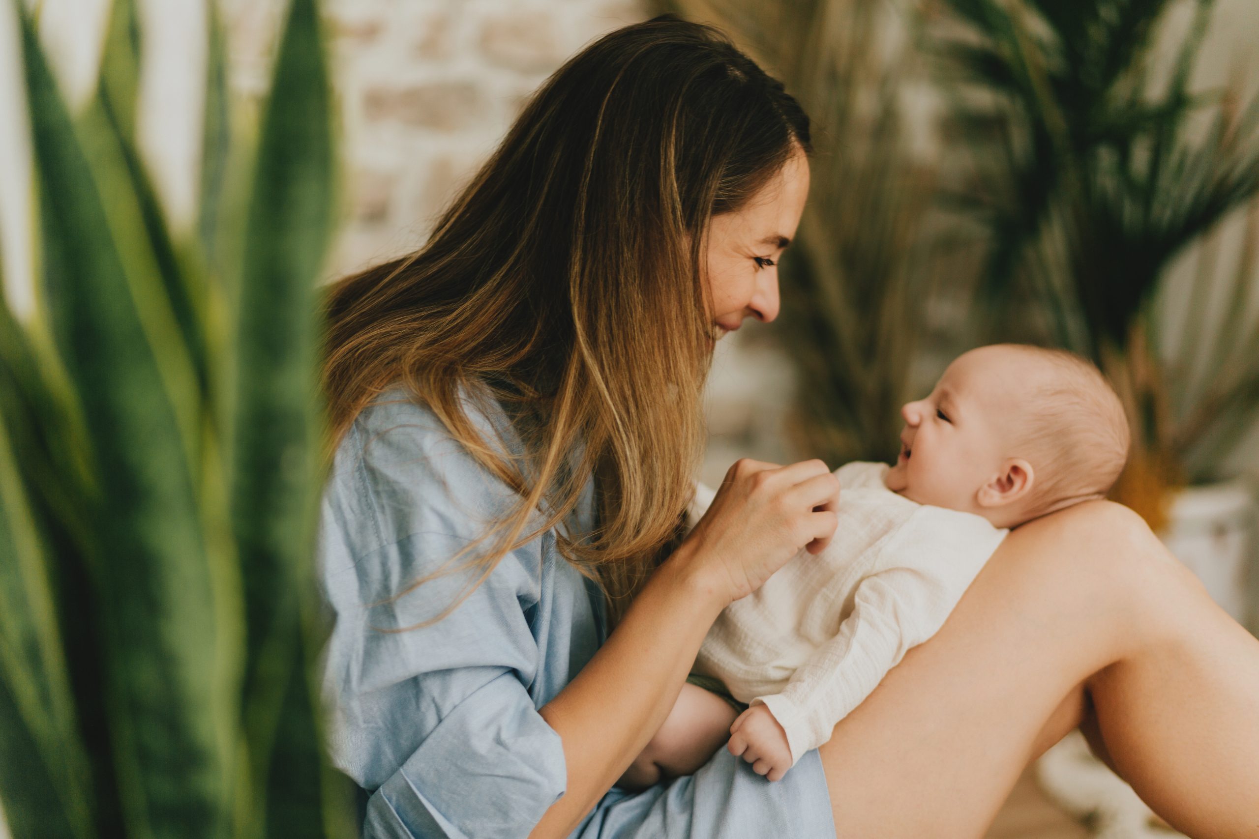 madre sujetando a su bebé